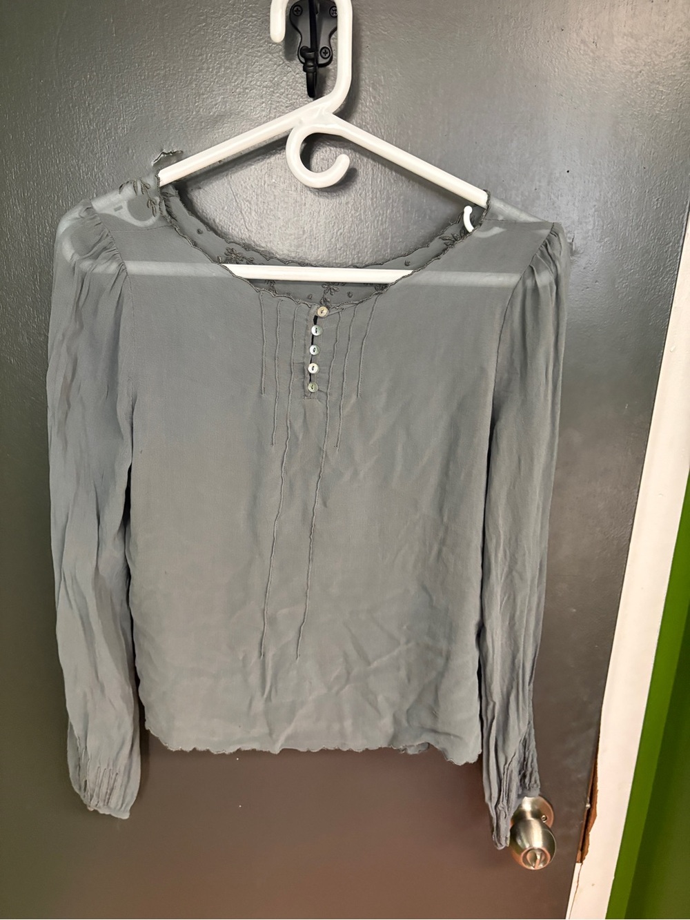 90s Boho blouse with mother of pearl buttons and embroidered back - S